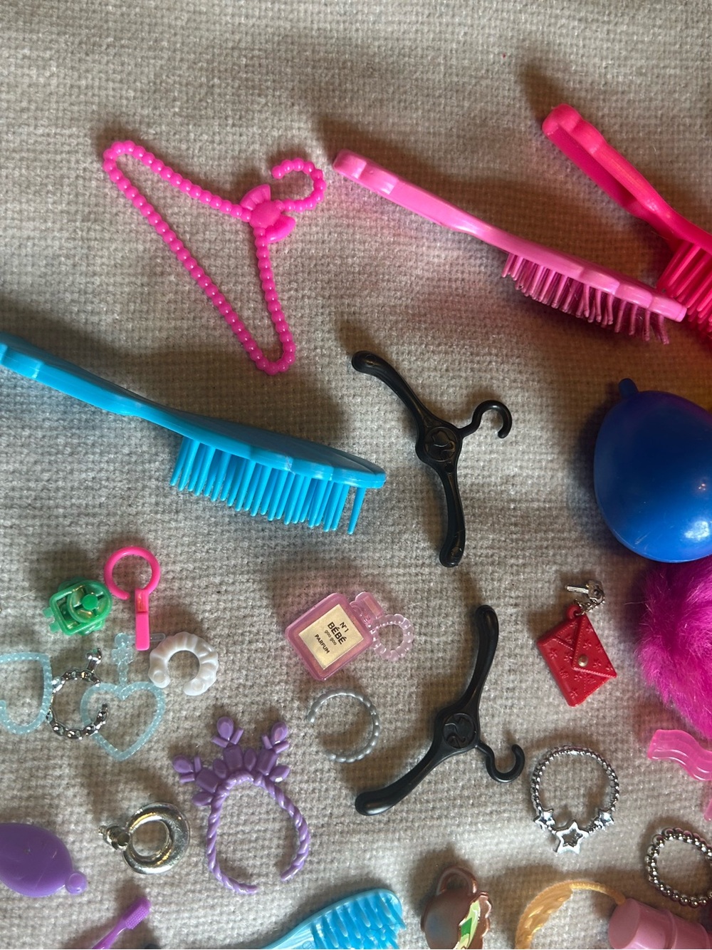 Barbie accessories and case lot - Picture 4 of 8